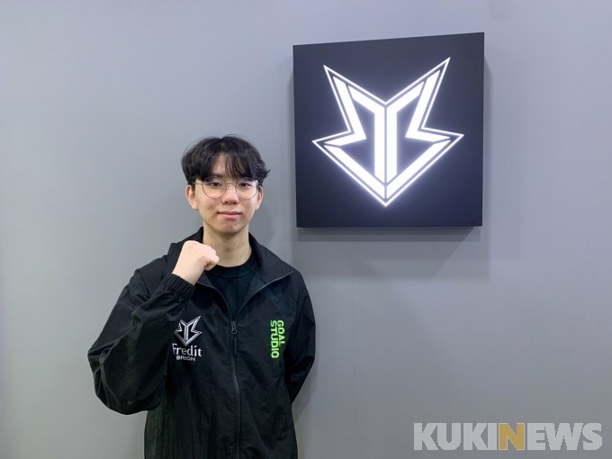 他在玩游戏 他在玩游戏